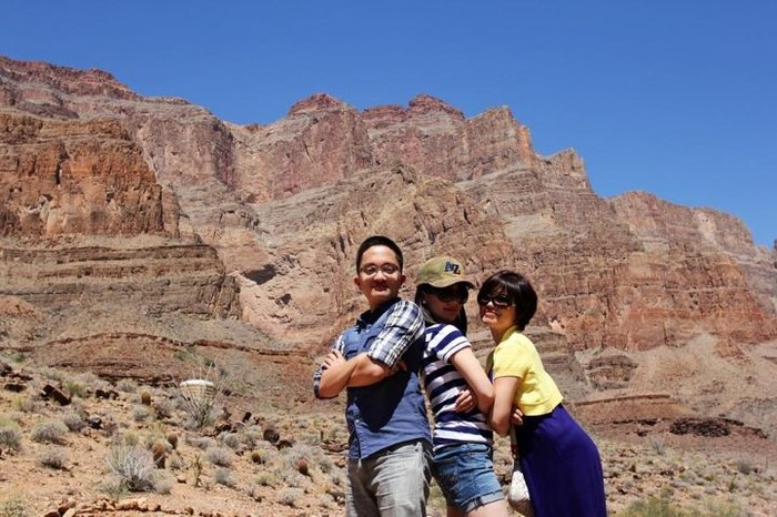 Danh hài Chí Trung đăng tải hình ảnh gia đình trong chuyến đi Mỹ: "Ba mẹ con nhà "cô ấy" tạo dáng cho "tay máy nghiệp dư" hành nghề tại Grand Canyon (Arizona, Mỹ)".