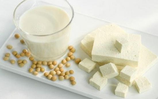 Nếu chỉ uống sữa đậu nành không thì các chất dinh dưỡng trong đậu nành khi vào cơ thể đều bị chuyển hóa thành nhiệt lượng mà tiêu thụ mất.