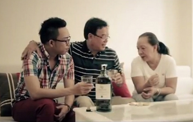 Nguyễn Hồng Thuận cũng quảng cáo rượu bên người thân (ảnh chụp từ Clip).