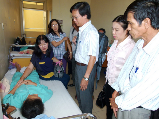 Đại diện lãnh đạo Sở, Công đoàn ngành và Phòng Giáo dục tiểu học Sở Giáo dục tỉnh Khánh Hòa đã đến Bệnh viện Đa khoa tỉnh Khánh Hòa để thăm hỏi nạn nhân.