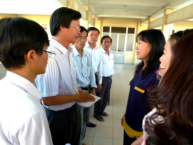 Đại diện ngành Giáo dục Khánh Hòa (phải) trao tiền quyên góp giúp các nạn nhân.