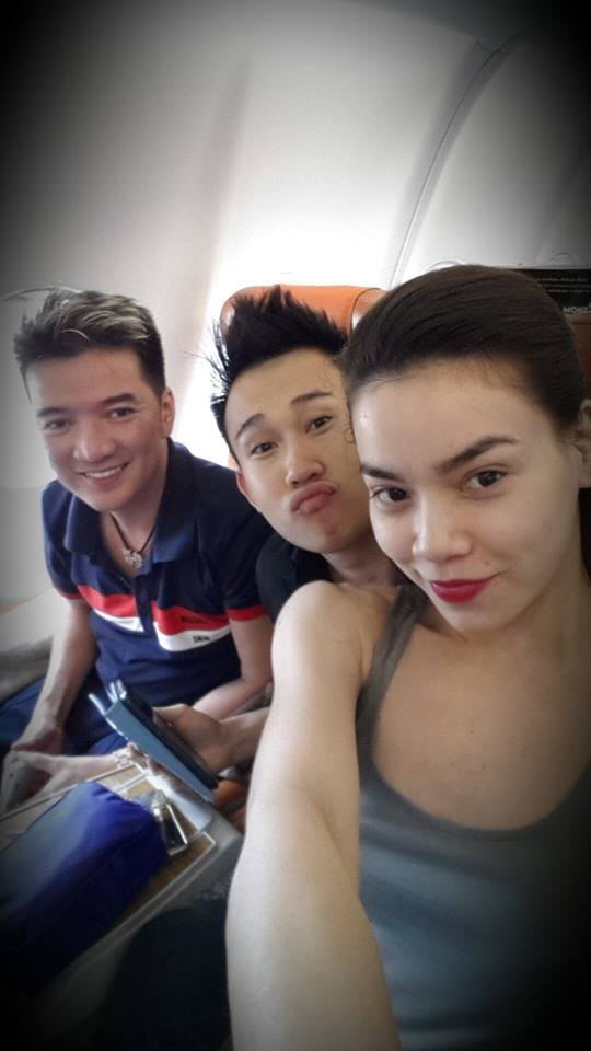 Trong hình, Hồ Ngọc Hà nhí nhảnh chụp cùng ca sĩ Đàm Vĩnh Hưng và ca sĩ Dương Triệu Vũ trên máy bay.