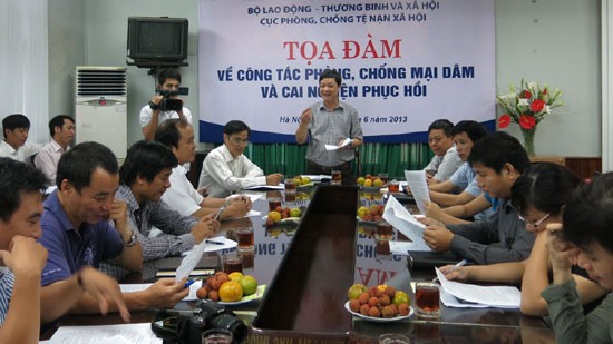 Các đại biểu tại buổi họp báo.