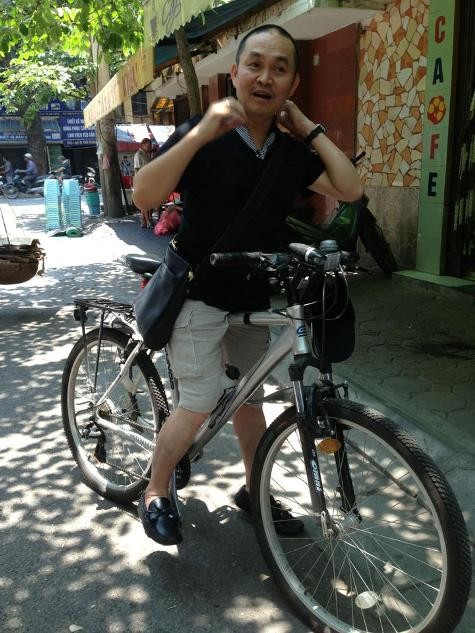 Danh hài Xuân Hinh xuất hiện bên chiếc xe đạp với phong cách khỏe khoắn, giản dị. Anh hài hước cho biết: "Sáng thứ Bảy, xe đạp và bảo vệ môi trường."