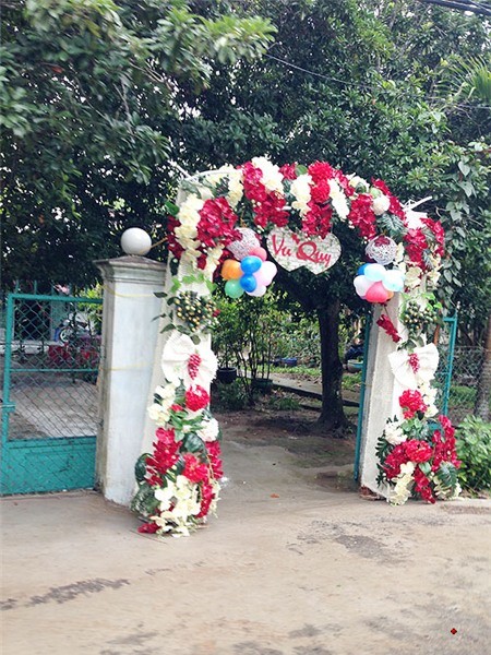 Ngoài cổng hoa, nhà cô dâu cũng không trang trí quá cầu kỳ.