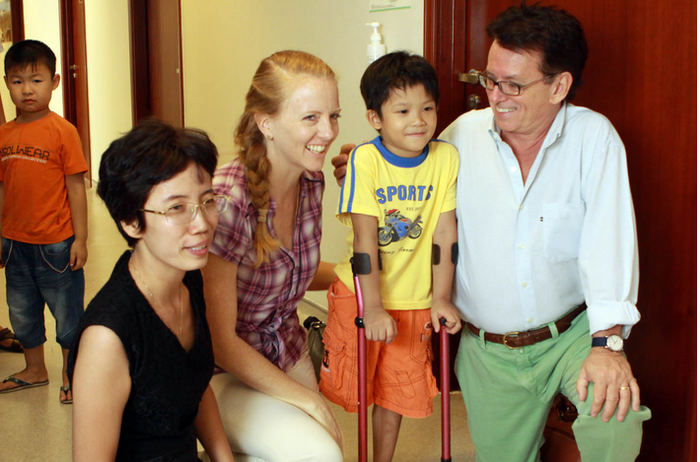 Chị Mai Anh và cậu lính chì Thiện Nhân cùng đoàn bác sĩ của Quỹ Phòng chống Thương vong châu Á đã tại Vinmec ngày 13/6/2013.