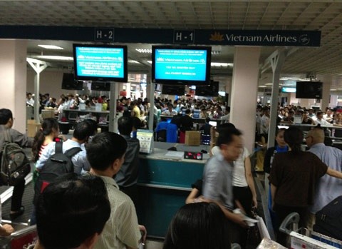 Hệ thống làm thủ tục của VNA tại Tân Sơn Nhất bị treo, hàng ngàn khách phải chờ làm thủ tục check-in bằng tay.