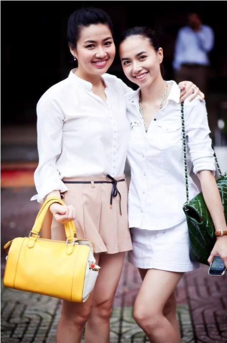 Đinh Ngọc Diệp khoe ảnh chụp cùng diễn viên Lê Khánh. Cô rạng rỡ cho biết: "Hai chị em xúng xính túi xách".