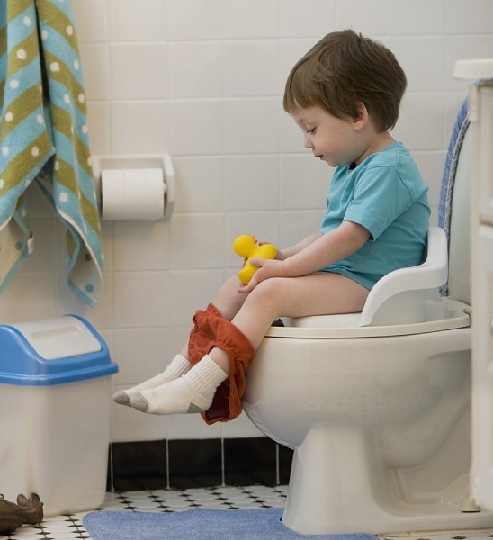 Cha mẹ không bao giờ được để con một mình trong nhà vệ sinh, dù chỉ là trong chốc lát.