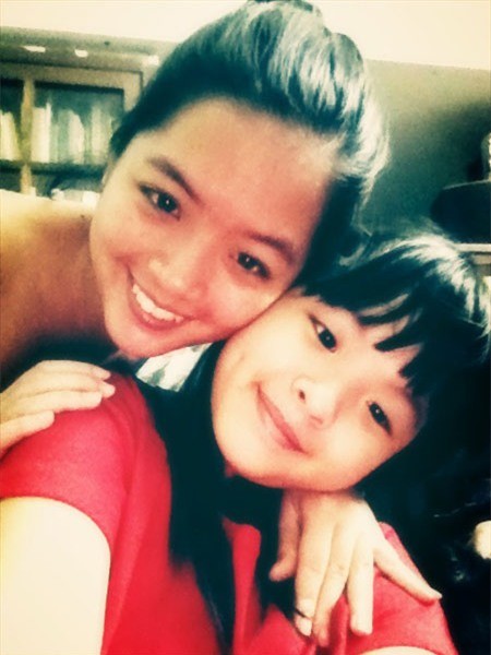 Với chị gái Hồng My.