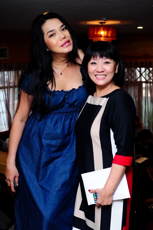 Cindy Thái tài chụp ảnh cùng ca sĩ Cẩm Vân trong buổi ra mắt album của Phương Thanh.