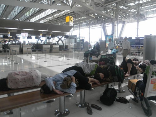 Không có sự hỗ trợ nên hành khách nằm vạ vật chờ đợi ở sân bay Bangkok - Ảnh: Hành khách trong đoàn cung cấp.
