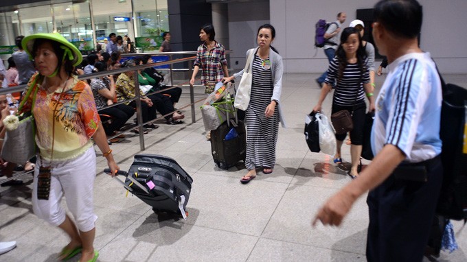Tối 17/6, du khách bị bỏ rơi ở Thái Lan đã về tới sân bay - Tân Sơn Nhất Ảnh: T.T.D.