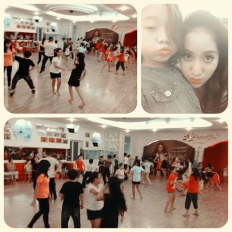 Khánh Thi chia sẻ trên trang cá nhân ảnh chụp trong lớp múa cùng lời chú thích: "Hai mẹ con cùng dạy học tại 143 Nguyễn Du quận 1 - Khánh Thi dancesport nè. Cùng đếm 1 2 3 và nhảy theo nhạc nào".