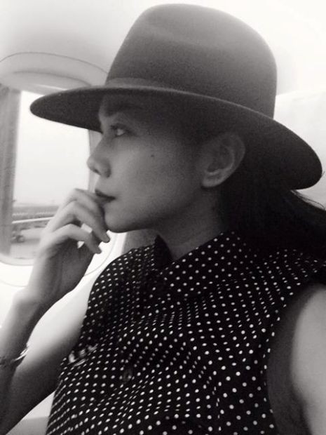 Thanh Hằng khoe ảnh chụp trên máy bay trong chuyến đi tới Hà Nội với lời nhắn: "Xin chào Hà Nội... Chào em... Chào xinh tươi".