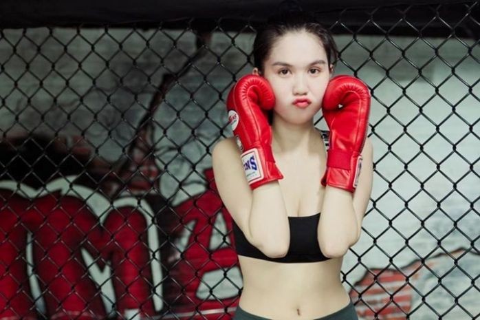 Mới đây, Ngọc Trinh xuất hiện trong hình ảnh một cô hàng boxing ngọt ngào, đầy quyến rũ khiến các fan hâm mộ nghiêng ngả.