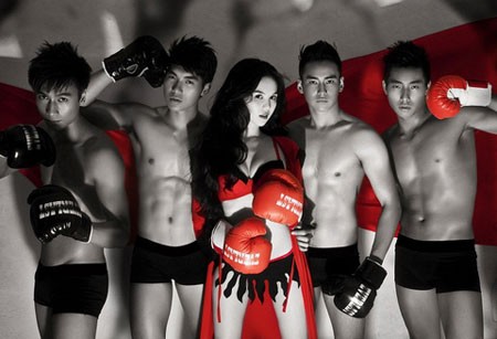 Trước đó vào năm 2012, hình ảnh Ngọc Trinh hóa thân thành cô nàng boxing girl gợi cảm bên 4 người mẫu nam đã gây nhiều sự chú ý. Bức hình nằm trong loạt hình quảng bá cho sự kiện Đêm hội chân dài.