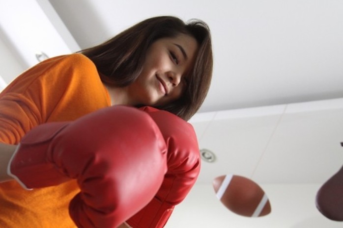 Cô nàng Hiền Dịu (Minh Hằng) trong phim Lệ phí tình yêu có sở thích chơi boxing làm cho khán giả vô cùng thích thú.