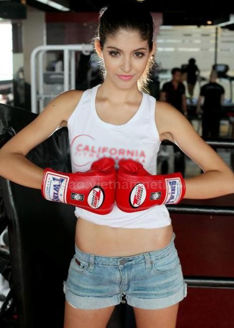 Mẫu teen 17 tuổi An Tây (Andrea Aybar) rèn luyện thân thể với môn boxing.