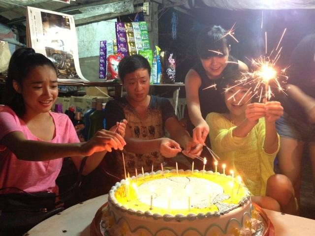 Minh Hằng hạnh phúc chia sẻ khoảnh khắc sinh nhật bên bạn bè trong đoàn phim.