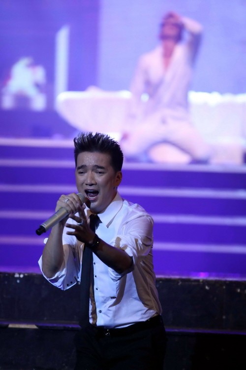 Đàm Vĩnh Hưng cho biết Góc khuất là ca khúc của nhạc sĩ Trương Lê Sơn được diễn viên hài Gia Bảo "đặt hàng". Tuy nhiên, sau khi nghe thử, Mr Đàm đã thuyết phục Gia Bảo nhường lại bài hát này cho mình.