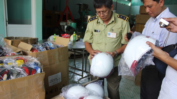 QLTT kiểm tra, phát hiện Công ty sản xuất MBH Duyên Lành (Bình Tân) sản xuất MBH giả, sản xuất mũ từ nhựa phế thải - Ảnh: L.Sơn