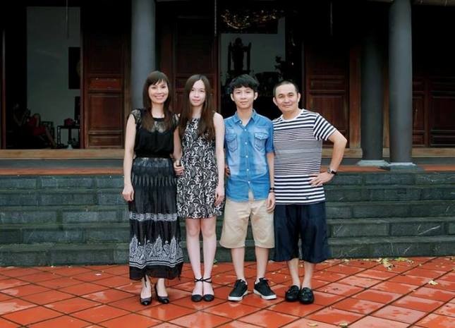 Xuân Hinh chia sẻ ảnh chụp cùng gia đình trên trang cá nhân khi "Cả nhà về quê".