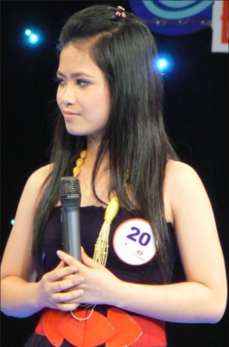 Năm 2008, khi mới 17 tuổi và đang học PTTH, Dương Hoàng Yến đăng ký tham dự cuộc thi Sao Mai điểm hẹn - chương trình hot nhất trên sóng truyền hình thời điểm bấy giờ.