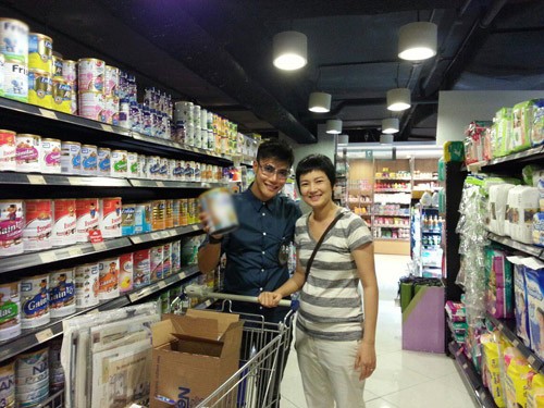 Vợ chồng Thúy Vinh đi siêu thị mua sữa cho con.