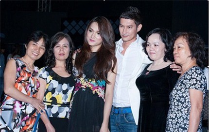 Bà Đinh Thị Hiền (thứ 2 bên trái qua) trong dịp vào TP HCM cổ vũ con gái thi Vietnam Idol. (Ảnh do gia đình cung cấp)