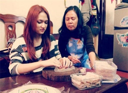Hương Giang Idol đang được mẹ dạy cuốn nem để chuẩn bị cơm cho gia đình.