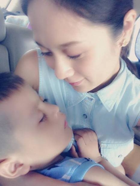 Diễn viên Thanh Thúy đăng ảnh với tựa đề "Không lời" chụp cùng cậu con trai vô cùng dễ thương.