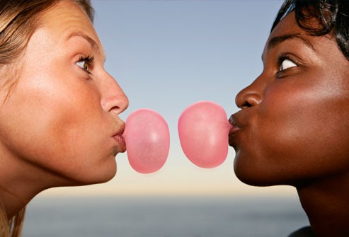 Người nhai kẹo cao su sẽ có khả năng tập trung hơn, giảm cảm giác lo lắng, hồi hộp.