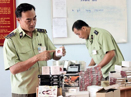 Phát hiện một kho hàng mỹ phẩm lậu ở huyện Bình Chánh với số lượng ước tính lên đến hàng trăm ngàn đơn vị sản phẩm.