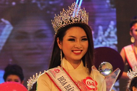Ngọc Anh lúc đăng quang Hoa hậu các dân tộc Việt Nam 2013.