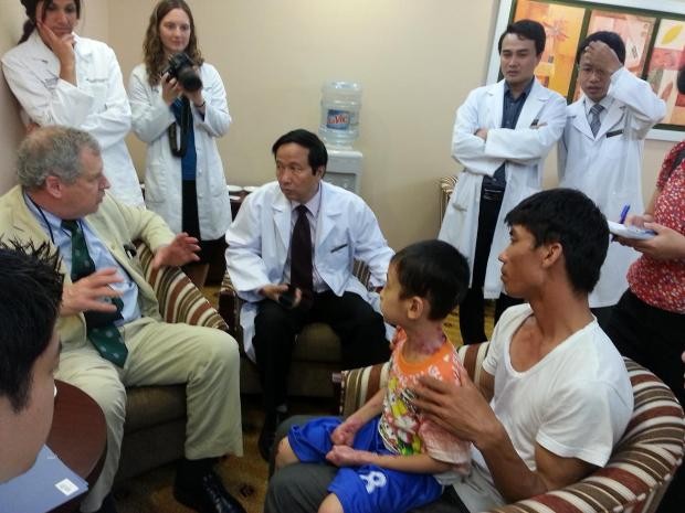 GS Nguyễn Thanh Liêm đang trao đổi với GS Joseph Mark Rosen trong lúc khám sàng cho bệnh nhân.
