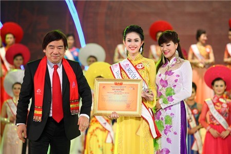 Thí sinh Vũ Trần Triều Thu – người đạt danh hiệu “Người đẹp ảnh” cuộc thi Hoa hậu các dân tộc Việt Nam 2013 trong đêm đăng quang.