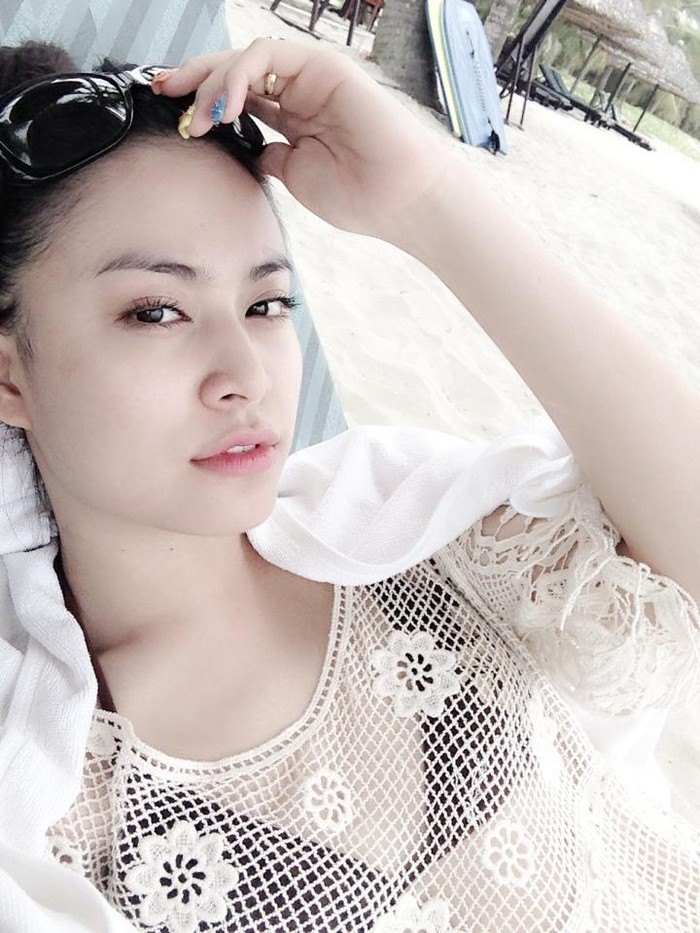 Hình ảnh Hoàng Thùy Linh "tự sướng" trên bãi biển.