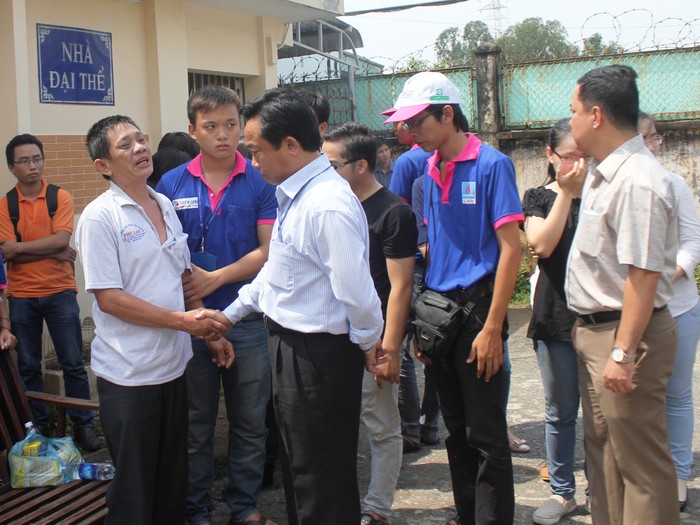 Ông Trần Thanh An, Giám đốc Ký túc xá đại học Quốc Gia TP HCM chia sẻ với gia đình Thảo. (Vnexpress)