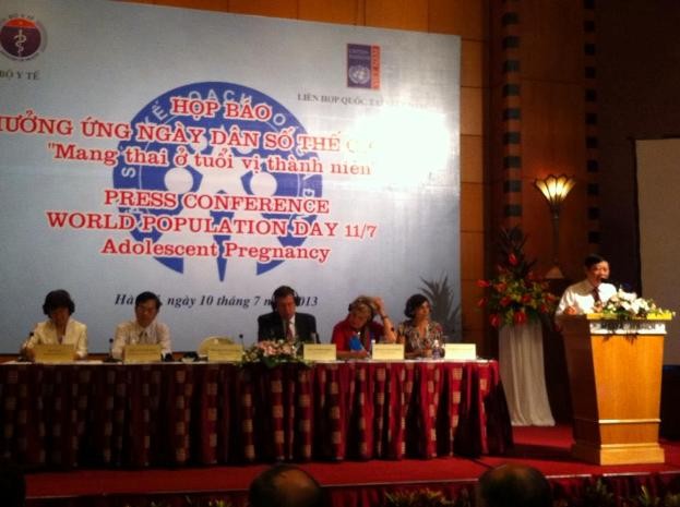 Thứ trưởng Bộ Y tế Nguyễn Viết Tiến, phát biểu tạo buổi họp báo kỷ niệm ngày Dân số Thế giới năm 2013.