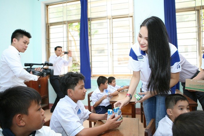 Hoa Hậu Hương Giang trao sữa cho trẻ em khuyết tật tại TTBTXH Quảng Bình.