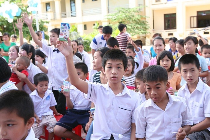 Niềm vui được uống sữa của các em nhỏ có hoàn cảnh khó khăn ở Quảng Bình.