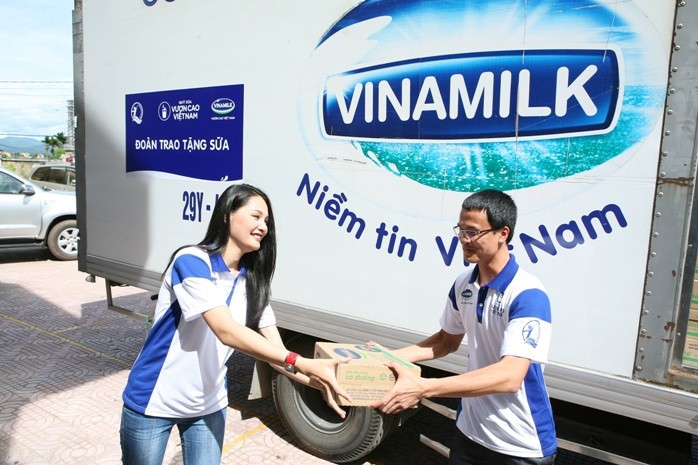 Ông Ngô Công Thắng - Giám đốc Nhà máy Sữa Nghệ An cùng Hoa hậu Hương Giang chuyển sữa xuống cho các em.
