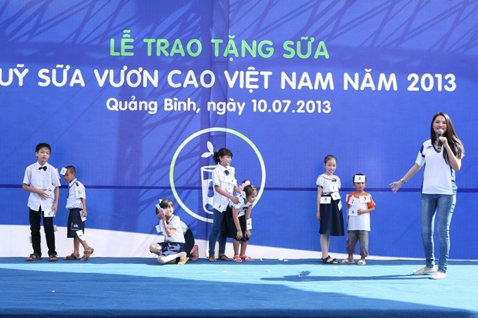 Các em cùng chơi những trò chơi vui nhộn cùng với Đại sứ của chương trình Hoa hậu Hương Giang.
