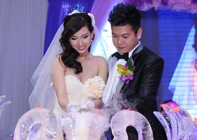 Quỳnh Chi và chồng trong lễ cưới