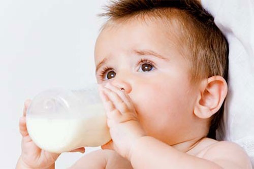 Trẻ thường xuyên uống sữa quá đặc sẽ gây đau bụng, táo bón, ăn uống không ngon...