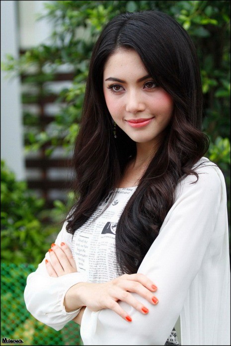 Sau thành công của bộ phim Tình người duyên ma, nữ diễn viên thủ vai chính "ma Nak" - Mai Davika Horne nhanh chóng trở thành cái tên được săn lùng nhiều nhất tại Thái Lan.