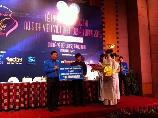 Công ty Cổ phần Quốc Tế Truyền Thông (IMC) và Ban Tổ chức Cuộc thi trao kinh phí 100 triệu đồng cho Trung ương Hội Liên hiệp Thanh niên Việt Nam để xây dựng nhà bán trú cho em.