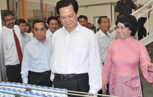 Bà Thái Hương giới thiệu với Thủ tướng Nguyễn Tấn Dũng về dây chuyền sản xuất sữa tươi sạch TH true MILK.