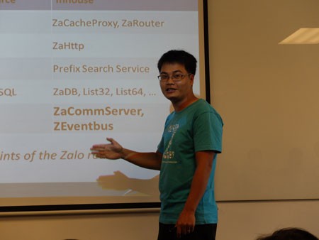 Anh Nguyễn Quang Nam, Giám đốc kỹ thuật Zing, chịu trách nhiệm về hạ tầng của Zalo chia sẻ tại Barcamp.